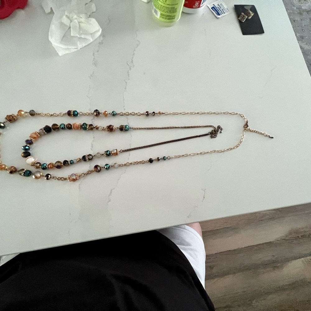 Pair of necklaces, warm gold tones with faceted glass beads - Picture 6 of 6
